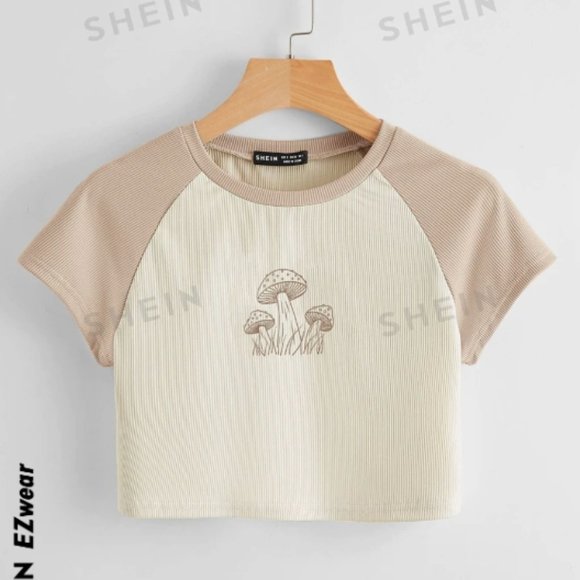 3/$35 mushroom print crop top (size m) - Picture 1 of 8